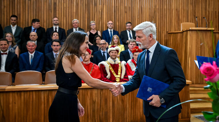 Zuzana Havránková přebírá deket